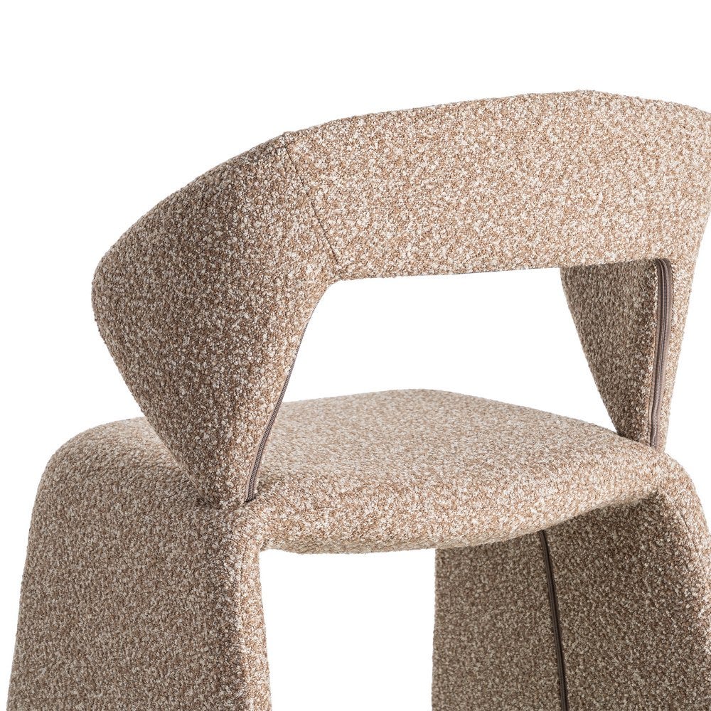Chaise Chisa en tissu bouclette, dossier enveloppant - vue 7 | Square Paris