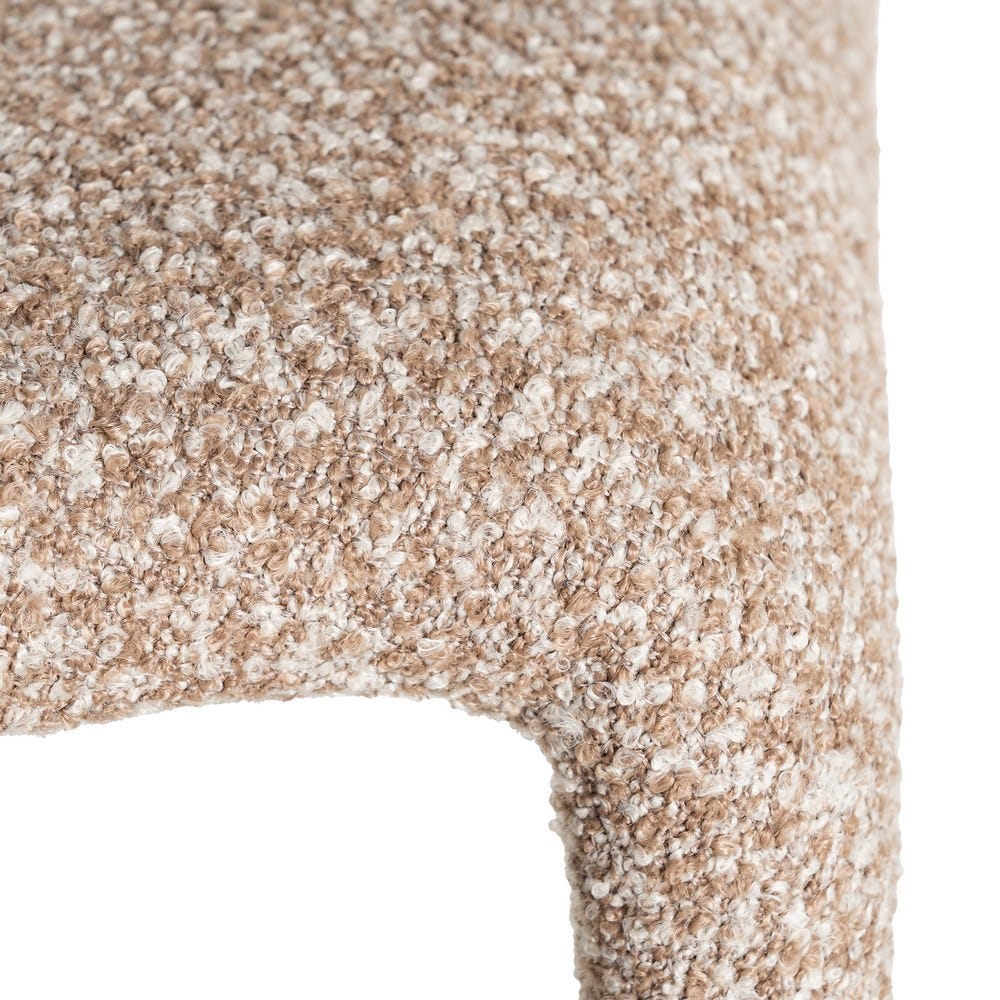 Chaise Chisa en tissu bouclette, dossier enveloppant - vue 10 | Square Paris
